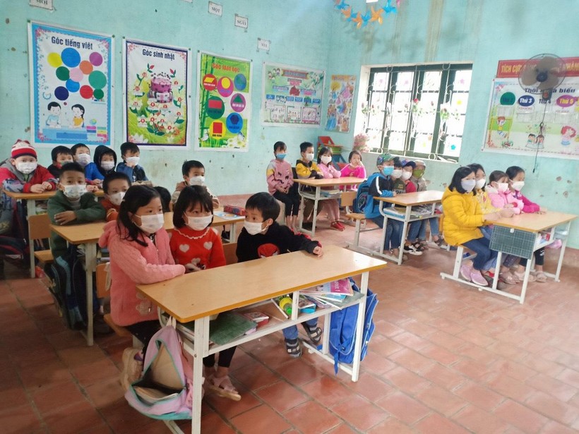 Học sinh lớp ghép tại điểm trường Hà Quảng của Trường PTDTBT Tiểu học và THCS Hòa Bình, tỉnh Lạng Sơn trong giờ sinh hoạt Đội. Ảnh: NT
