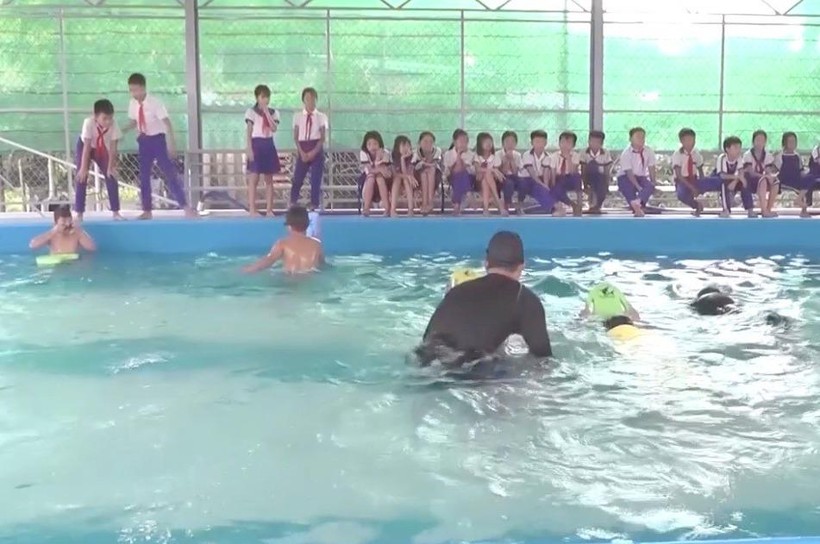 Buổi học bơi của học sinh Trường Tiểu học thị trấn Ái Tử.
