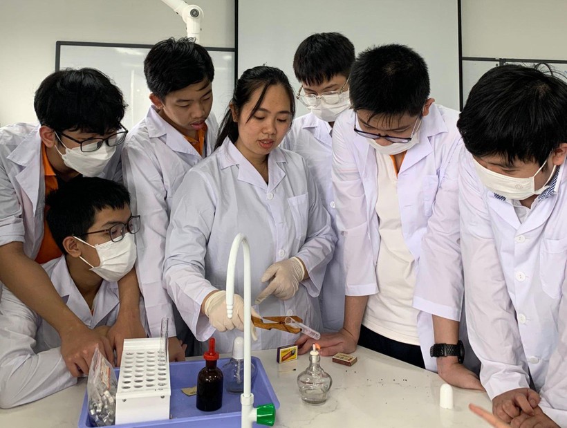Cô Trần Thị Vân Trang hướng dẫn học sinh lớp 9 thực hành thí nghiệm “Tính chất hóa học của kim loại”.
