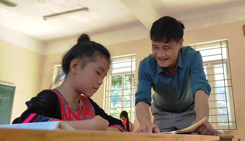 Thầy Hàn Thế Vượng và học trò tại Trường Tiểu học Phú Sơn (Quan Hóa, Thanh Hóa). Ảnh: Hồng Đức