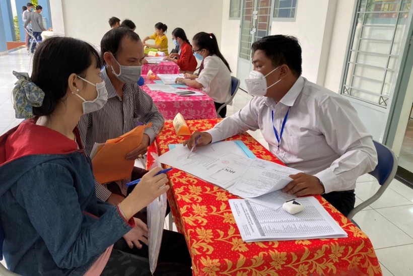 Trường THPT Phong Phú (TPHCM) tiến hành thủ tục tuyển sinh vào lớp 10 năm học 2022-2023. Ảnh: Hồ Phúc