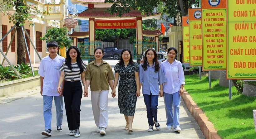 Cô Nguyễn Thị Nhạn (thứ 4 từ trái qua) cùng cựu học sinh lớp 12C, Trường THPT Dân tộc Nội trú tỉnh Thanh Hóa.