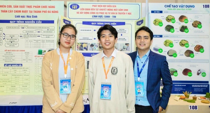 Thầy Lê Mạnh Tấn (bìa phải) hướng dẫn học sinh tham gia cuộc thi Khoa học kỹ thuật. 