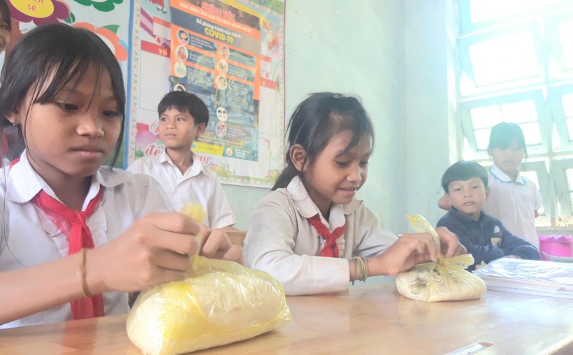 Học sinh Trường Tiểu học Tô Vĩnh Diện đựng cơm trưa trong túi nilon mang đến trường.