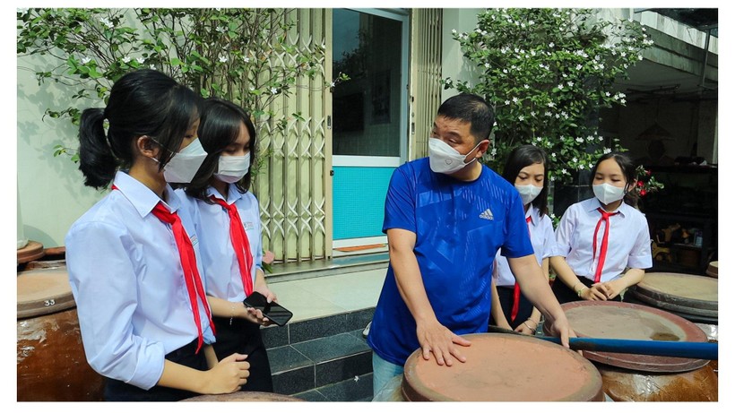Học sinh tham gia những tiết học trải nghiệm thực tế ở làng nước mắm Nam Ô (phường Hòa Hiệp Bắc, quận Liên Chiểu, TP Đà Nẵng).
