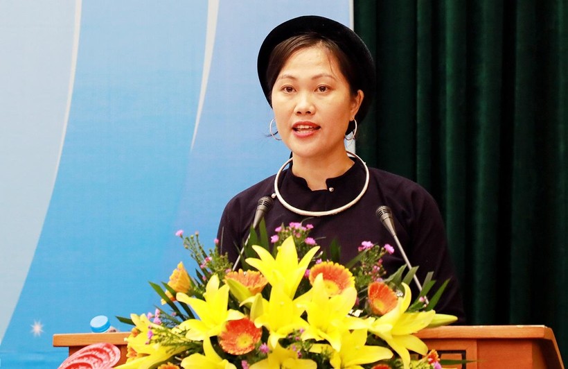 Cô Đoàn Thị Hải Yến - Trường THPT Mỏ Trạng tham luận về truyền cảm hứng cho giáo viên, học sinh.