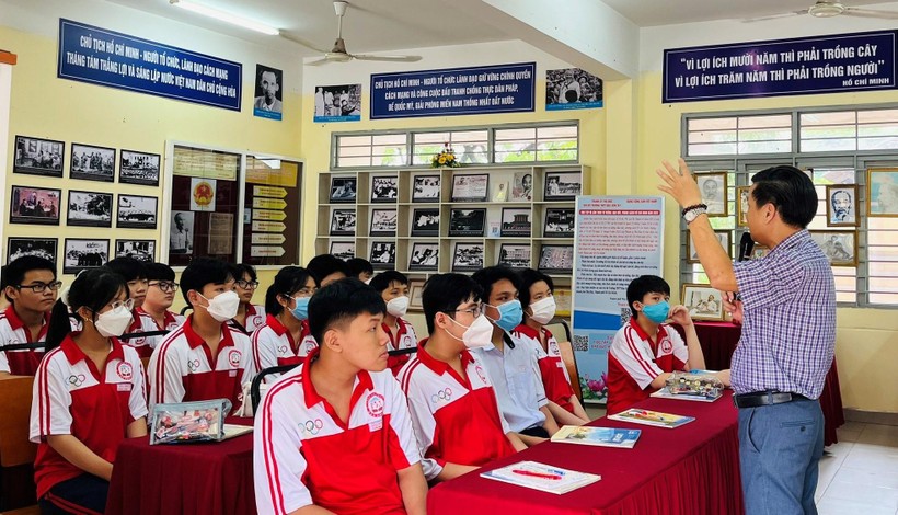 Học sinh Trường THPT Đào Sơn Tây trong tiết học lịch sử tại Không gian văn hóa Hồ Chí Minh ở trường. 