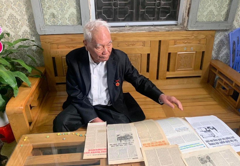 Nhà giáo Nguyễn Thìn Xuân lưu giữ các bài báo là những kỷ niệm về phong trào Bình dân học vụ.