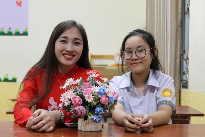 Em Trịnh Lê Minh Châu (áo trắng) bên cô giáo Phạm Thị Giang - người đã gieo cảm xúc giúp nữ sinh yêu thích môn Văn.