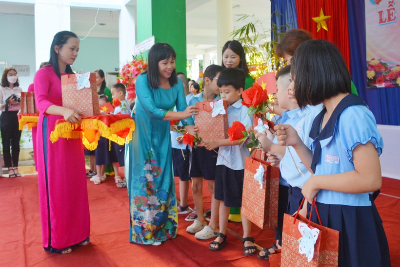 Phó Hiệu trưởng Trường chuyên biệt Tương Lai Trương Thị Ngọc Hà tặng quà học sinh lớp 1 và lớp Mẫu giáo lớn đầu năm học 2022 - 2023. 