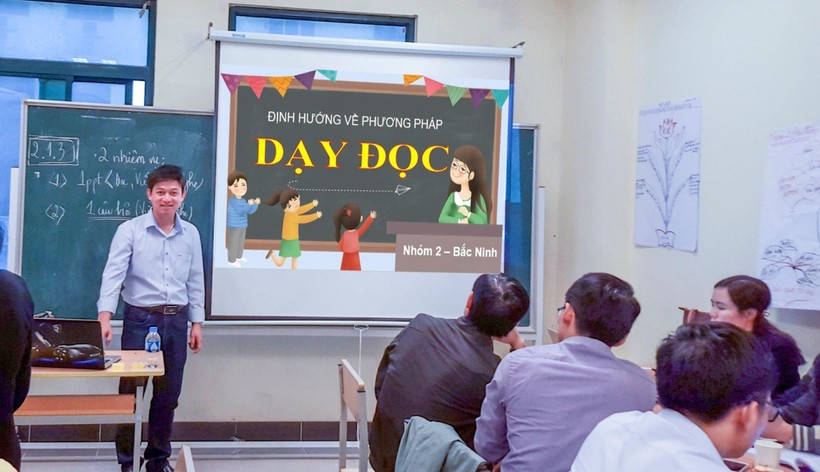 Thầy Nguyễn Phương Bắc đại diện nhóm giáo viên cốt cán tỉnh Bắc Ninh báo cáo sản phẩm tập huấn mô-đun kiểm tra đánh giá học sinh môn Ngữ văn cấp THCS tại lớp tập huấn do Bộ GD&ĐT tổ chức.