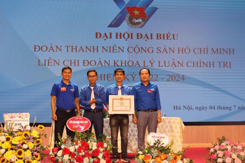 Khuất Quang Hòa (thứ hai từ phải sang trái) được trao tặng Giấy khen có thành tích xuất sắc trong công tác Đoàn và phong trào thanh niên.