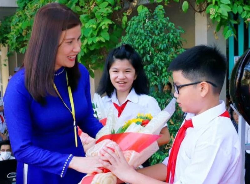 Học sinh Trường THCS Nguyễn Huệ (quận Hải Châu, TP Đà Nẵng) tặng hoa cho đại diện Ban giám hiệu nhà trường trong chương trình đón học sinh lớp 6. 
