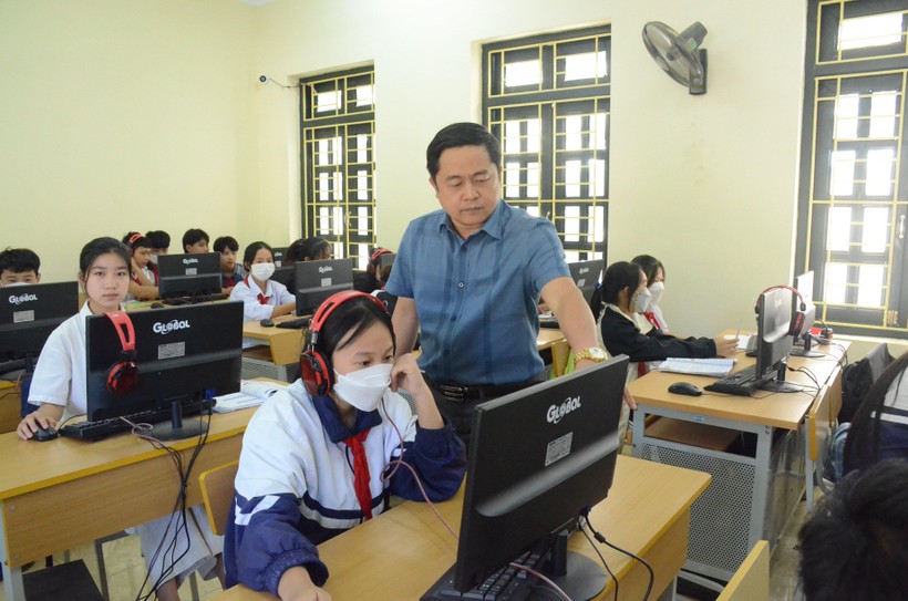 Nhờ được hỗ trợ máy tính mới, lần đầu tiên Trường Tiểu học & THCS xã Sam Mứn có phòng Tin học đồng bộ.