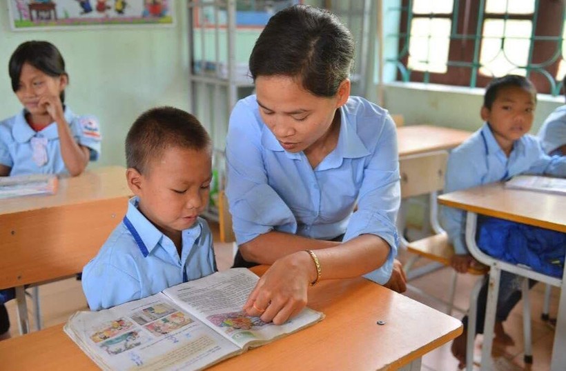 Cô Bùi Thị Minh Khuyên trải qua hầu hết các điểm trường lẻ khó khăn của Trường PTDTBT Tiểu học Pa Ủ (Mường Tè, Lai Châu). Ảnh: NVCC