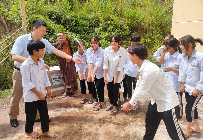 Thầy và trò Trường PTDTBT Tiểu học – THCS Vàng Đán đón niềm vui nước sạch.