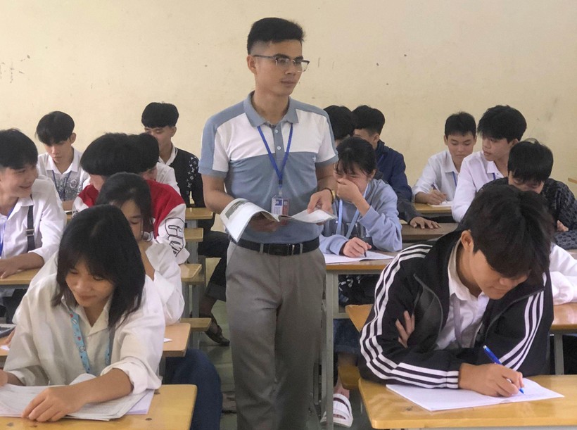 Thầy giáo trẻ Hà Văn Nghiệp trong giờ dạy Ngữ văn tại Trường THCS & THPT Quan Sơn. Ảnh: TG