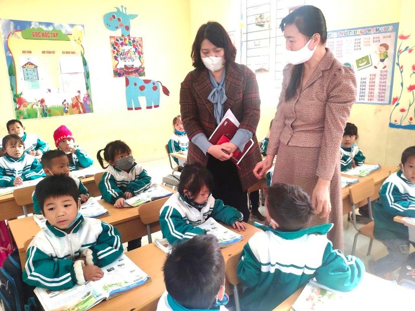 Cô Hà (đứng bên trái) kiểm tra tại một trường tiểu học trên địa bàn tỉnh. Ảnh: NVCC