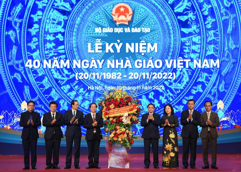 Thủ tướng Phạm Minh Chính tặng lẵng hoa tươi thắm chúc mừng ngày truyền thống của ngành Giáo dục.