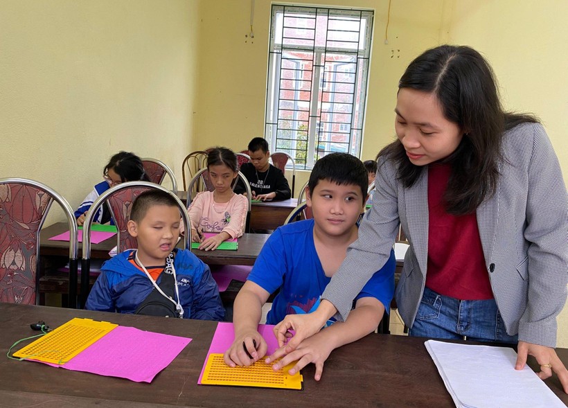 Cô Lương Thị Yến tỉ mỉ dạy học trò cách đọc chữ Braille.