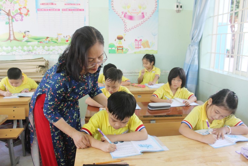 Giáo viên Trường Tiểu học Lê Lợi, TP Vũng Tàu hướng dẫn học sinh rèn chữ viết.