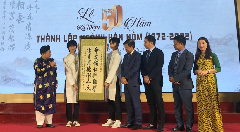 Đôi câu đối ngành Hán Nôm gửi tặng Trường Đại học KHXH&NV trong lễ kỷ niệm 50 năm thành lập ngành.