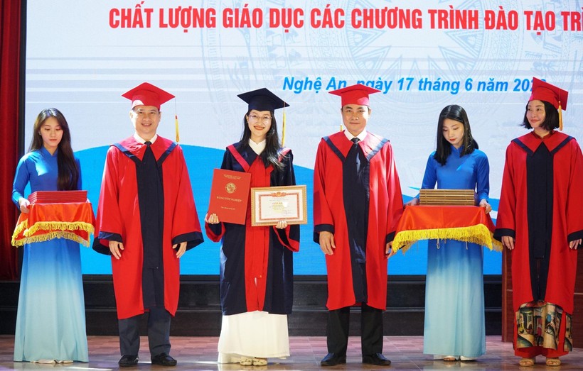 TS Trần Bá Tiến – Phó Hiệu trưởng Trường ĐH Vinh (thứ 3 từ phải sang) trong buổi lễ trao bằng cử nhân cho sinh viên tốt nghiệp năm 2022 của nhà trường.
