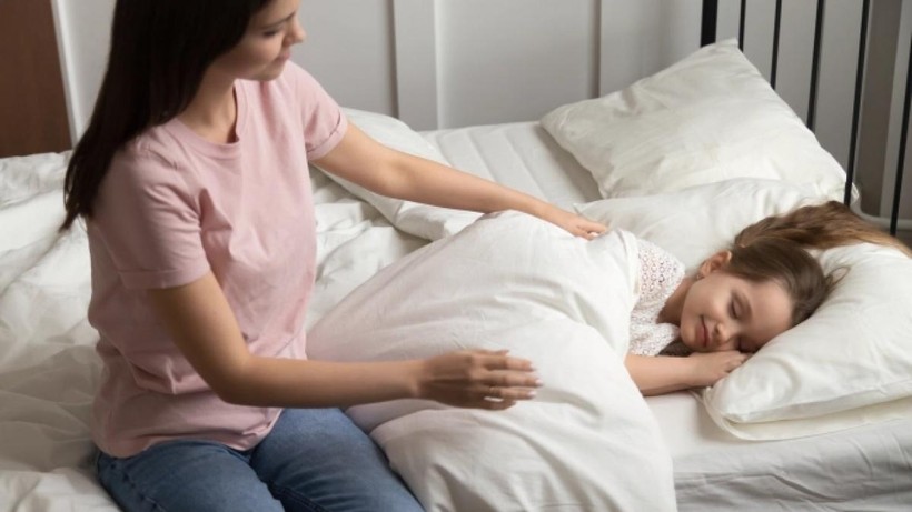 Trẻ cần được rèn thói quen đi ngủ và thức dậy đúng giờ.