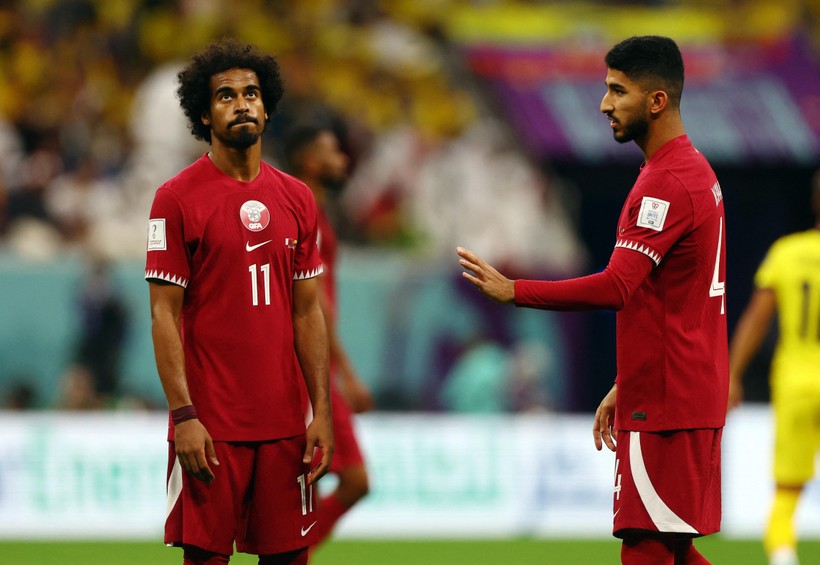 Các cầu thủ Qatar thất vọng sau trận thua bạc nhược trước Ecuador.