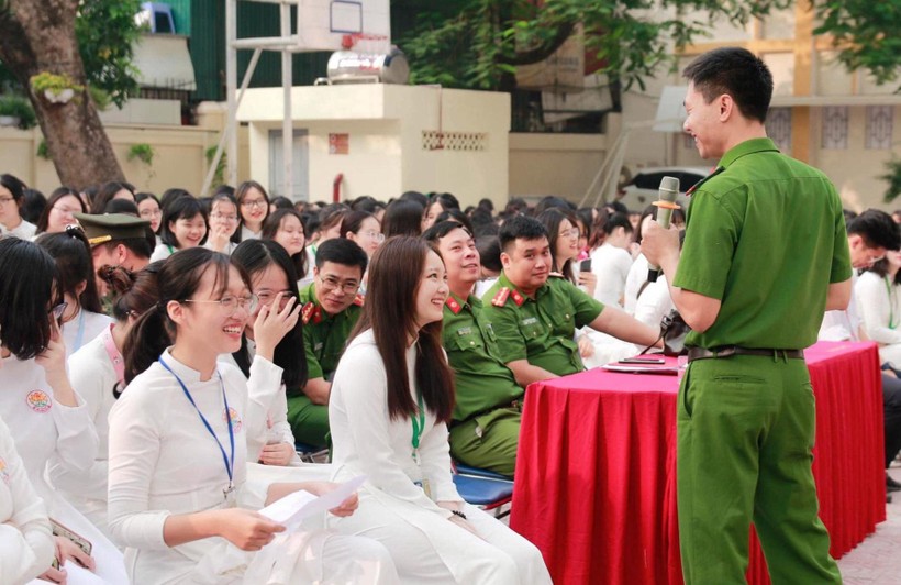 Học sinh Trường THPT Kim Liên (Hà Nội) trong một buổi tuyên truyền về phòng chống bạo lực học đường.