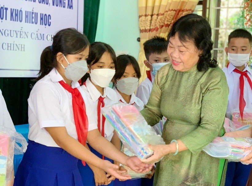 Những bộ sách, dụng cụ học tập được cô Vân trao tặng tận tay cho các em học sinh hiếu học.