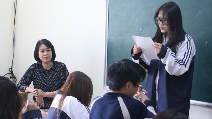 Cô Lê Hải Vân và học trò trong một tiết sinh hoạt trên lớp. 