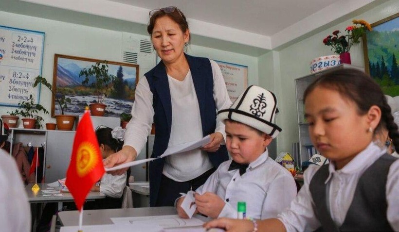 Một tiết học tại một trường phổ thông ở Kyrgyzstan. Ảnh: IT