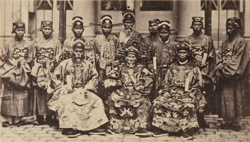 Ảnh chụp sứ đoàn An Nam sang Pháp năm 1863, với Phan Thanh Giản (ngồi giữa) làm Chánh sứ, Phó sứ là Phạm Phú Thứ (phải) và Ngụy Khắc Đản (phải) là Bồi sứ.