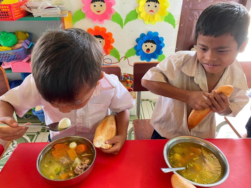 Một bữa ăn trưa theo chương trình hỗ trợ của các nhà hảo tâm tại điểm Tu Gia, Trường Phổ thông Dân tộc Bán trú Tiểu học Trà Tập. 