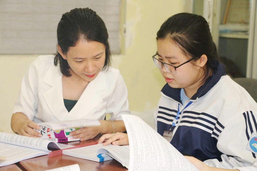 Quỳnh Phương và cô Hứa Hoa Mai – bồi dưỡng chính Đội tuyển học sinh giỏi môn Lịch sử của trường.