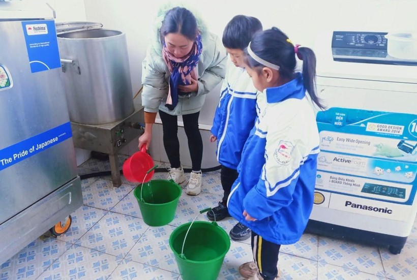 Học sinh Trường Phổ thông DTBT Tiểu học Phăng Sô Lin lấy nước ấm về sinh hoạt cá nhân.