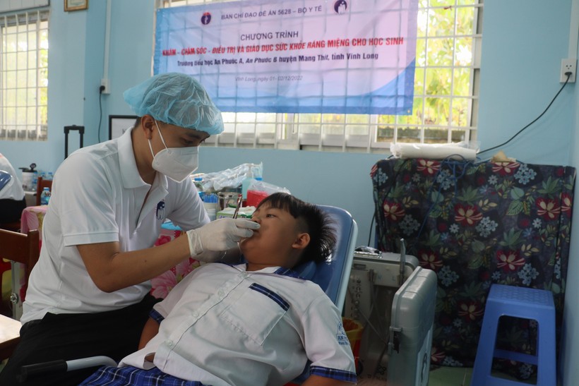 Nhân viên y tế khám răng học sinh tại Trường TH An Phước A, Vũng Liêm (Vĩnh Long).