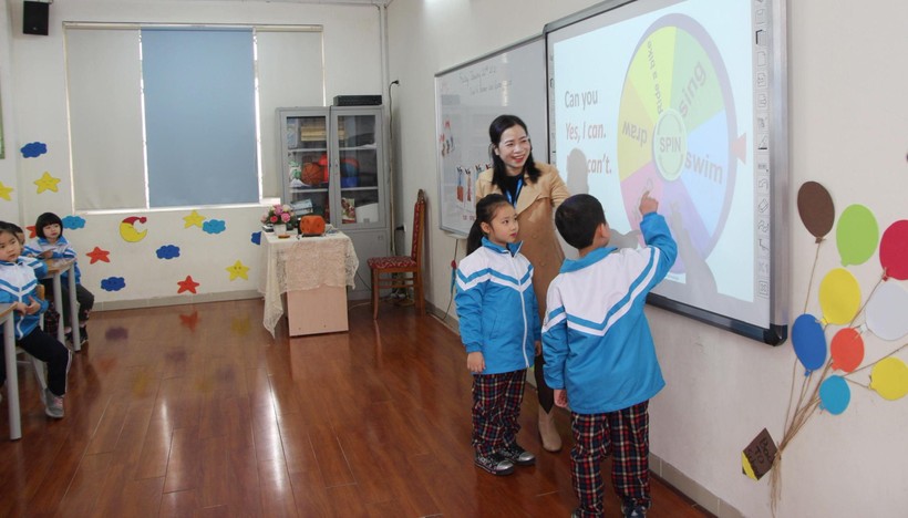 Cô Đào Vân Trang và học sinh Trường Tiểu học Đô thị Sài Đồng sử dụng hiệu ứng bảng tương tác thông minh hiệu quả trong giờ dạy Tiếng Anh. Ảnh: NVCC