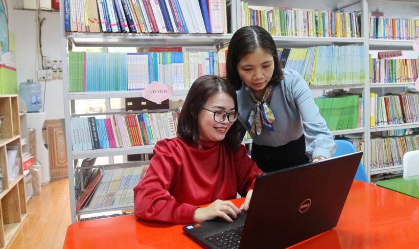 Cô Trương Thị Hiền (ngồi) xây dựng thành công ứng dụng “Sổ tay đến trường”. Ảnh: Vân Anh
