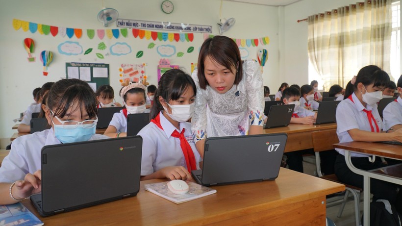 Cô trò Trường THCS Đoàn Thị Điểm, quận Ninh Kiều (TP Cần Thơ) ứng dụng CNTT vào dạy và học. Ảnh: Trường Tiến