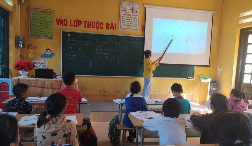 Ứng dụng CNTT vào dạy học tại Trường PTDTBT THCS Tà Chải (Lào Cai). Ảnh: NTCC