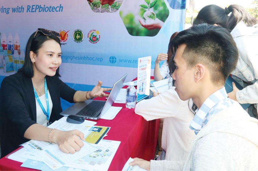 Đại diện một doanh nghiệp tại Thừa Thiên Huế phỏng vấn tuyển dụng sinh viên. Ảnh: INT