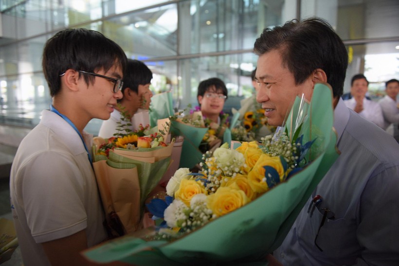 Thứ trưởng Nguyễn Hữu Độ tặng hoa thành viên đội tuyển Olympic Toán học quốc tế. 