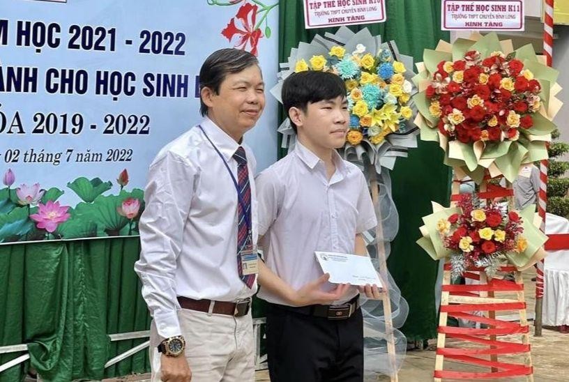 Thầy Nguyễn Văn An, Phó hiệu trưởng Trường THPT chuyên Bình Long (Bình Phước) trao thưởng cho Lê Hữu Nghĩa.