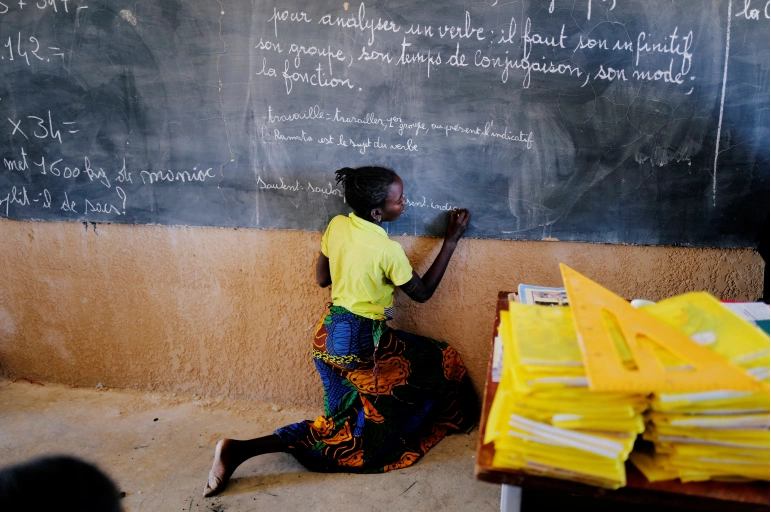 Một nữ sinh chạy trốn khỏi các cuộc tấn công của chiến dịch có vũ trang ở vùng Shel tại một lớp học ở Dori, Burkina Faso. Ảnh: Reuters 