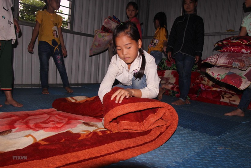 Các em học sinh ở nội trú tại Trường Tiểu học Huồi Tụ 2 huyện miền núi Kỳ Sơn (Nghệ An) tự gấp chăn màn tại phòng nội trú. 