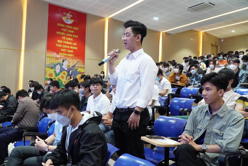 Sinh viên Trường ĐH Bách khoa, ĐH Đà Nẵng tham dự Chương trình Đối thoại lãnh đạo nhà trường và sinh viên.