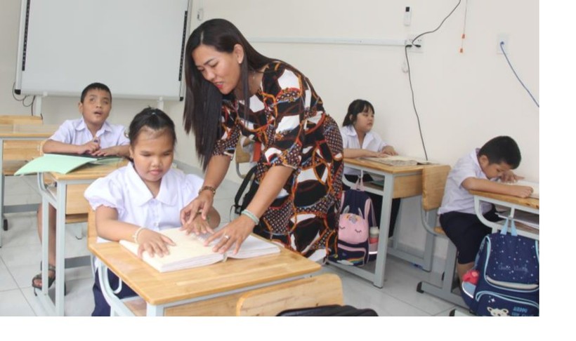Cô Nguyễn Thị Thanh Huệ thăm hỏi, nắm tình hình học tập của học sinh tại trường.