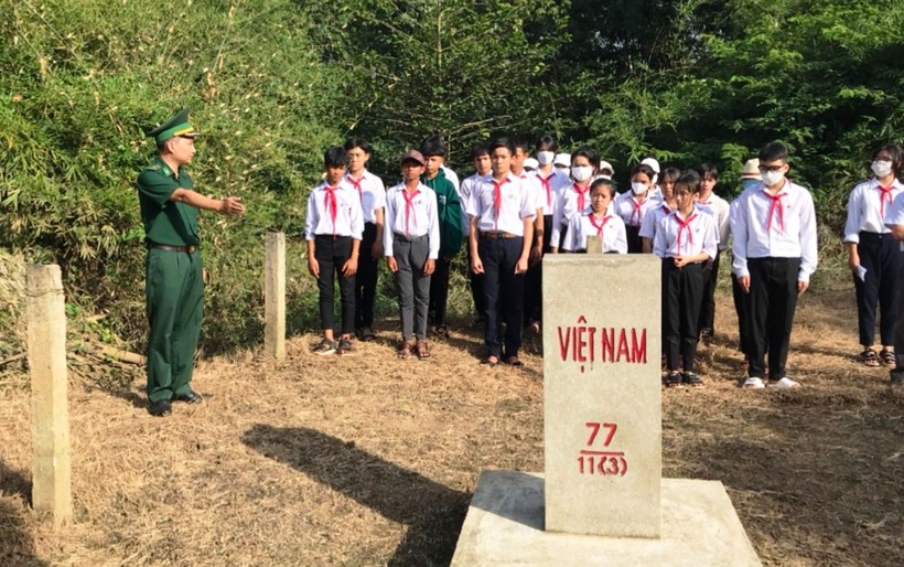Cán bộ Đồn Biên phòng Lộc Thành thông tin về chủ quyền an ninh biên giới cho học sinh Trường Tiểu học & THCS Lộc Thành tại thực địa.